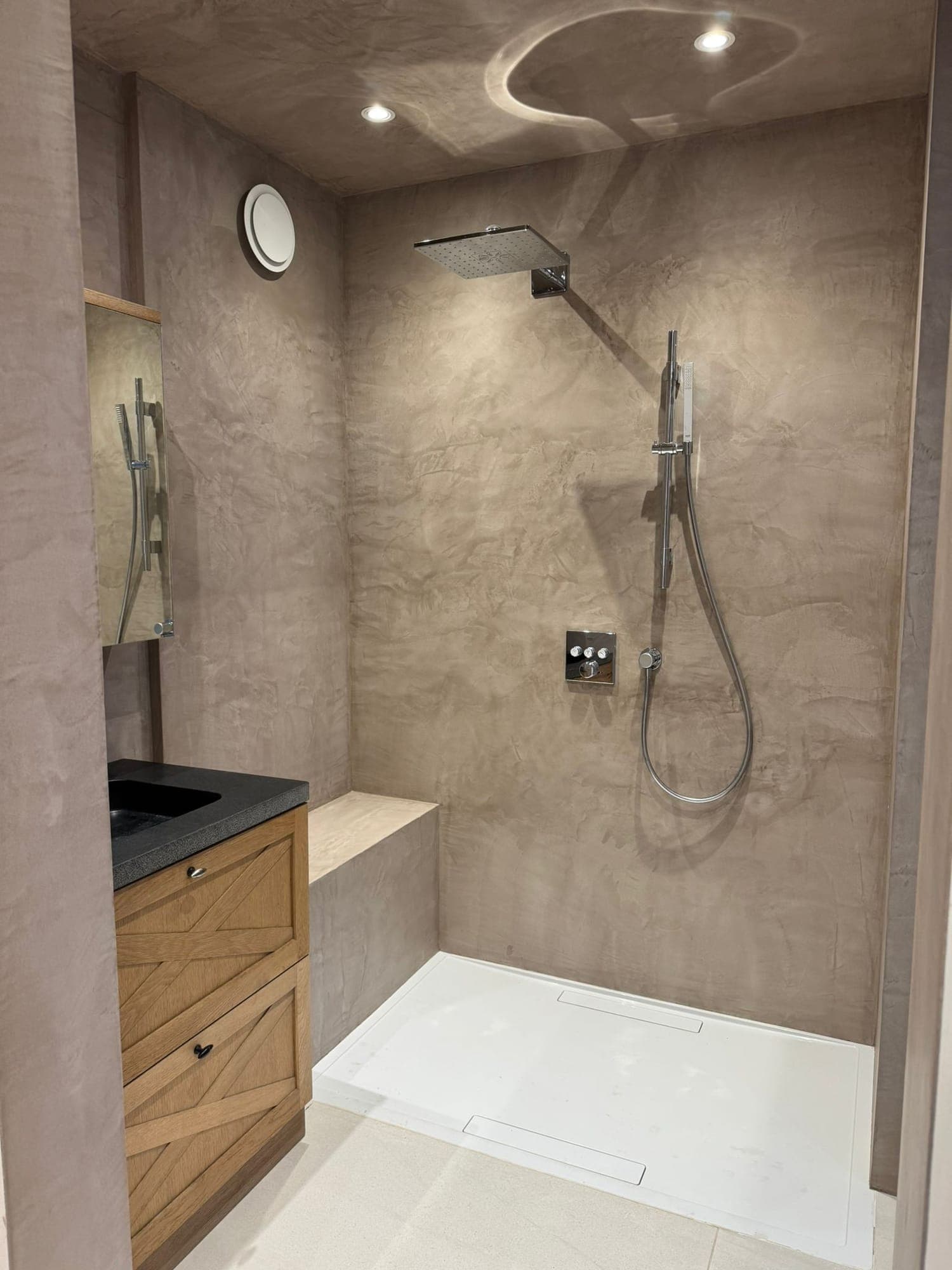 Douche en béton ciré