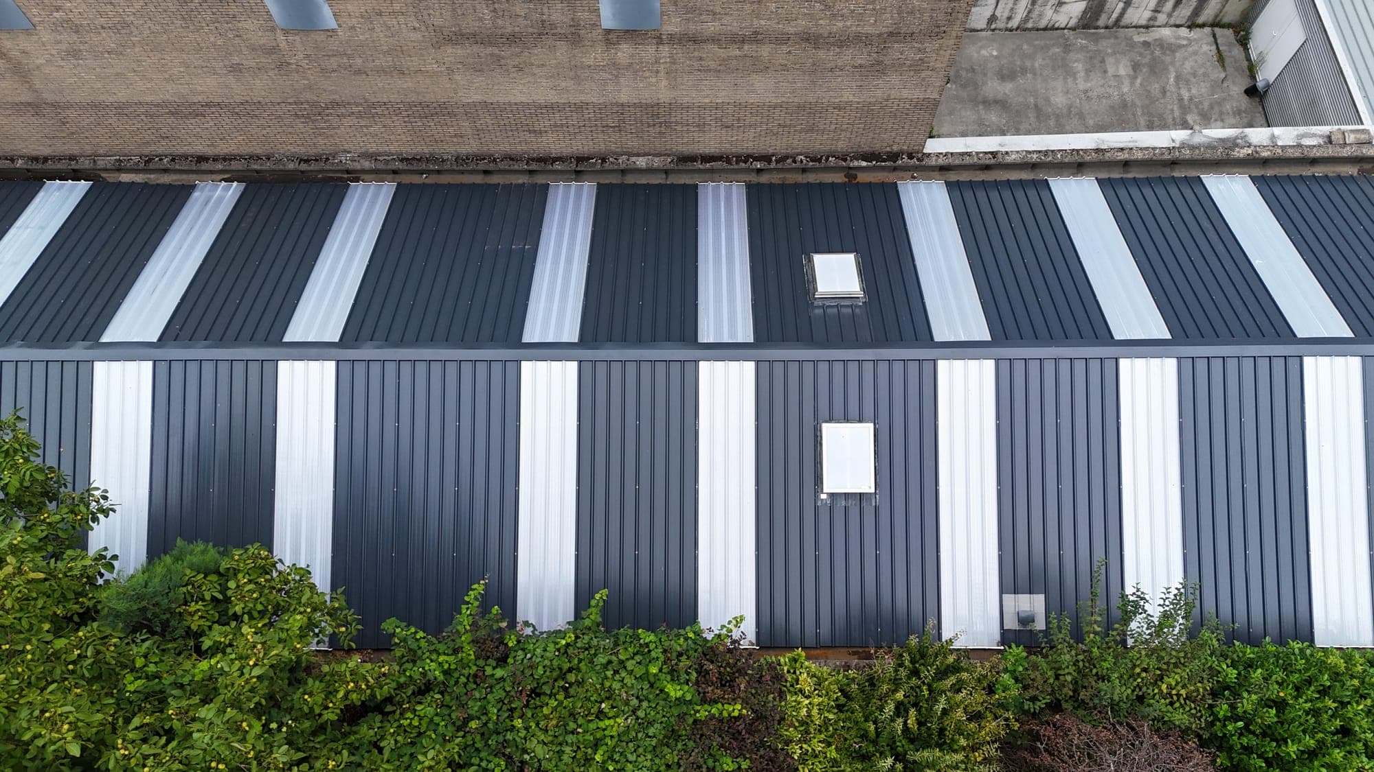 Bardage et toiture de bâtiment professionnel