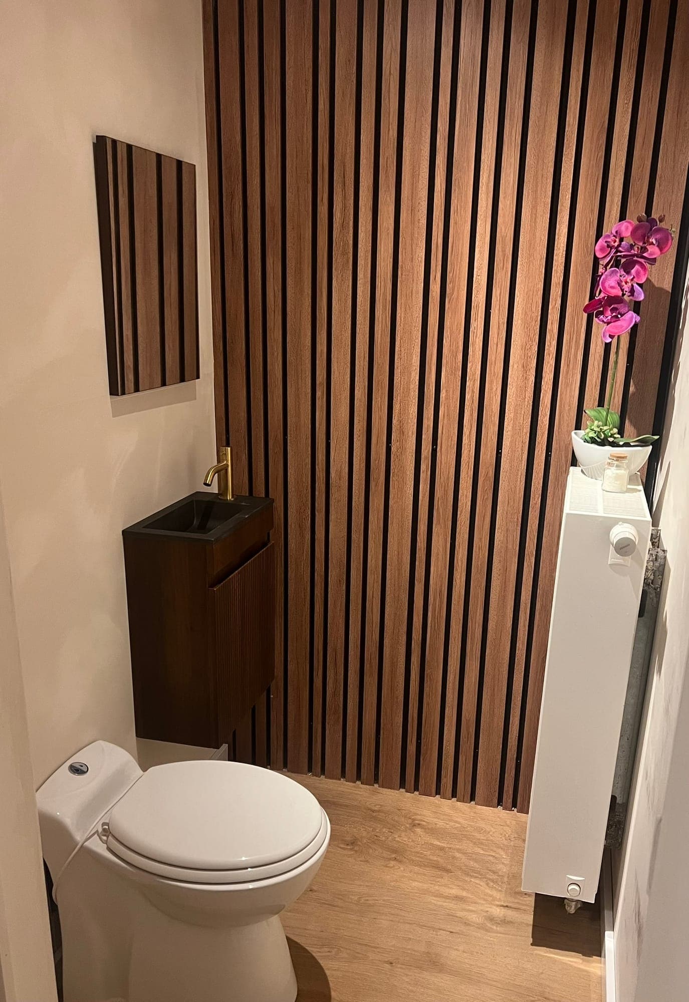 WC avec mur en lamelles